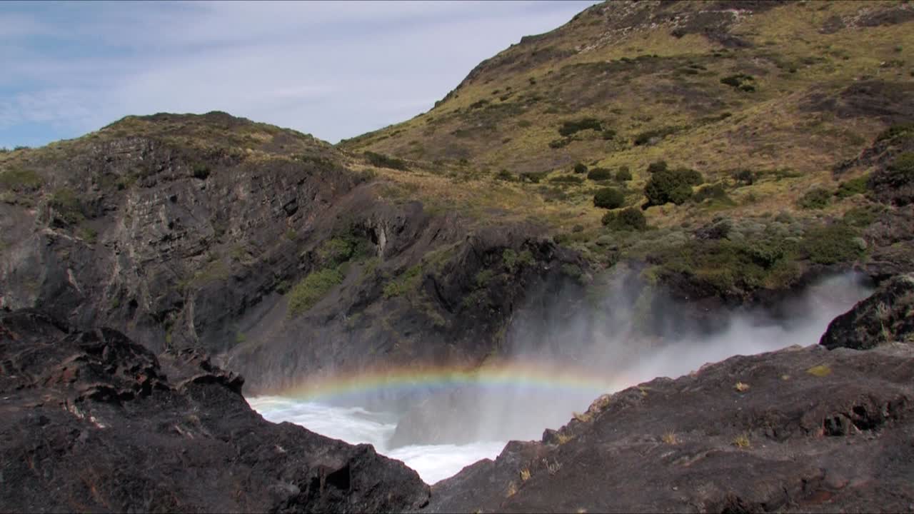 un arco iris se forma sobre la cascada salto grande en el río paine en el parque nacional torres del paine en chile
