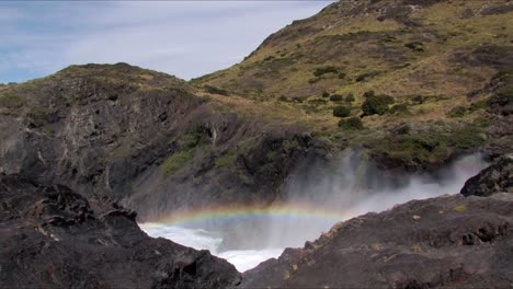 un arco iris se forma sobre la cascada salto grande en el río paine en el parque nacional torres del paine en chile
