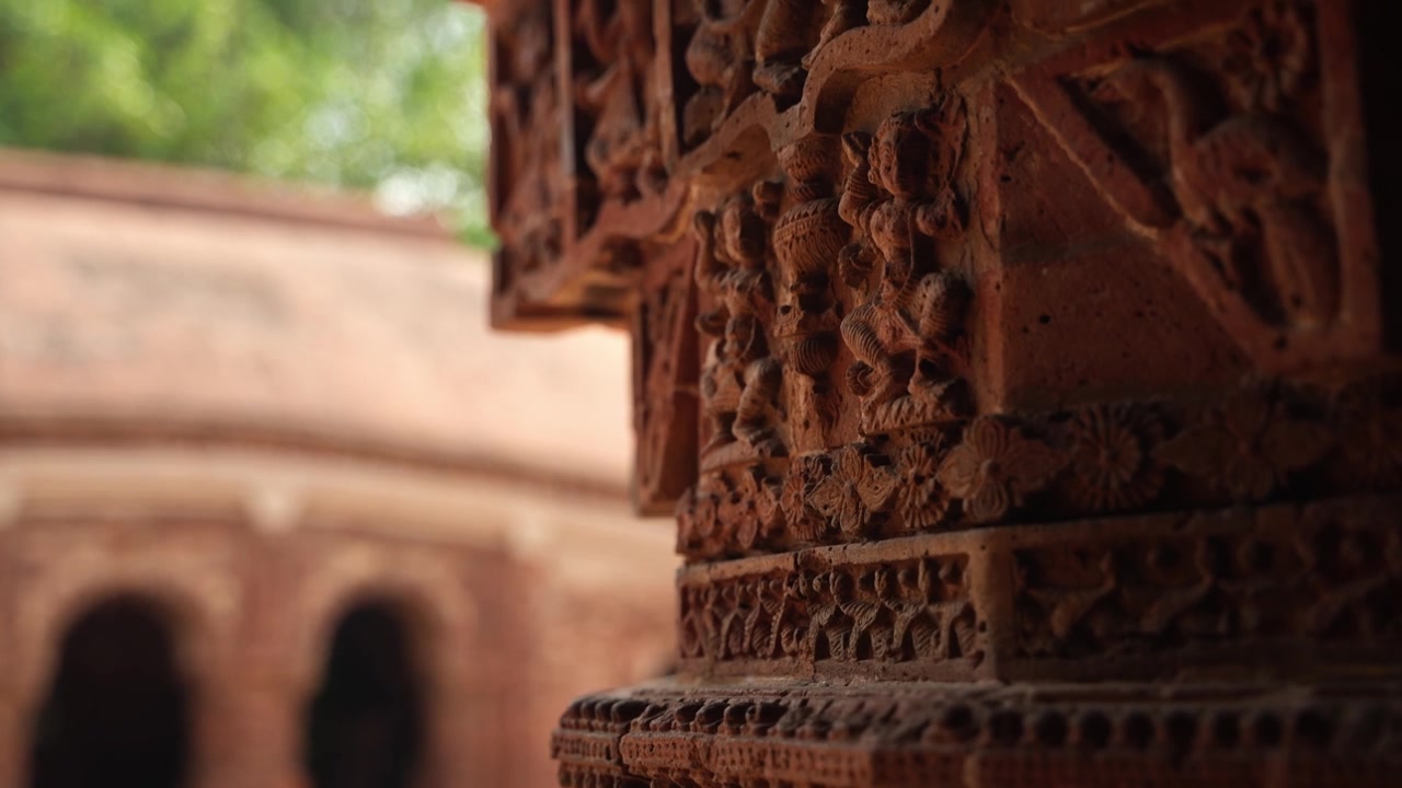 Kuil Madanmohan di Bishnupur adalah salah satu monumen arsitektur seni terakota. Hewan, Burung, Safir Hitam, 10 Avatar, dan kisah-kisah mitologi lainnya digambarkan dalam arsitektur.