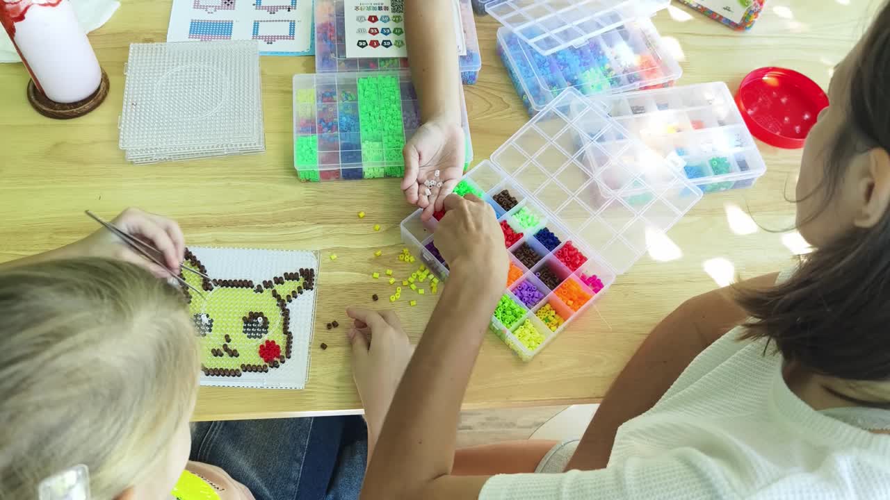 niños haciendo arte de píxeles con cuentas