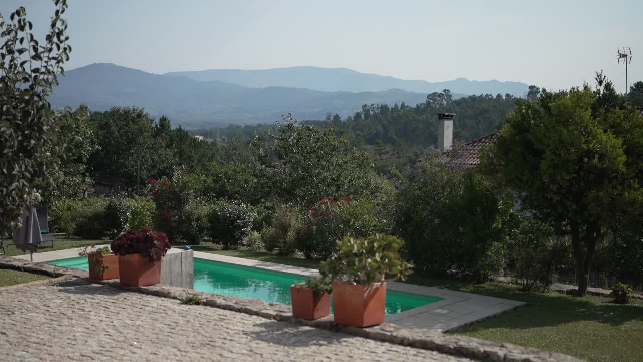 수영장 과 비 식물 이 있는 조용 한 정원, 멀리 있는 산 들 을 내려다 볼 수 있다