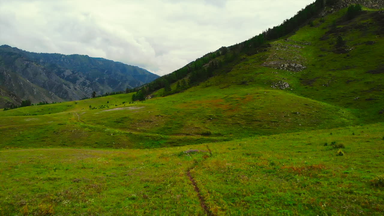 Paesaggio montano panoramico con persone a cavallo