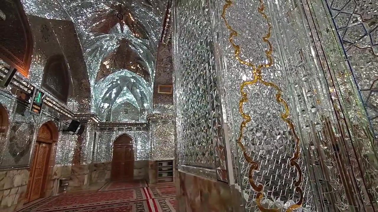 Vista interior de mesquita ornamentada com espelhos no Irã