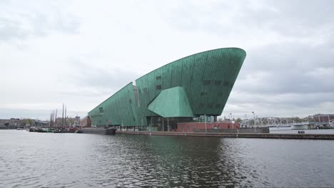 Luftdrohnenaufnahme-Des-Wissenschaftsmuseums-In-Amsterdam