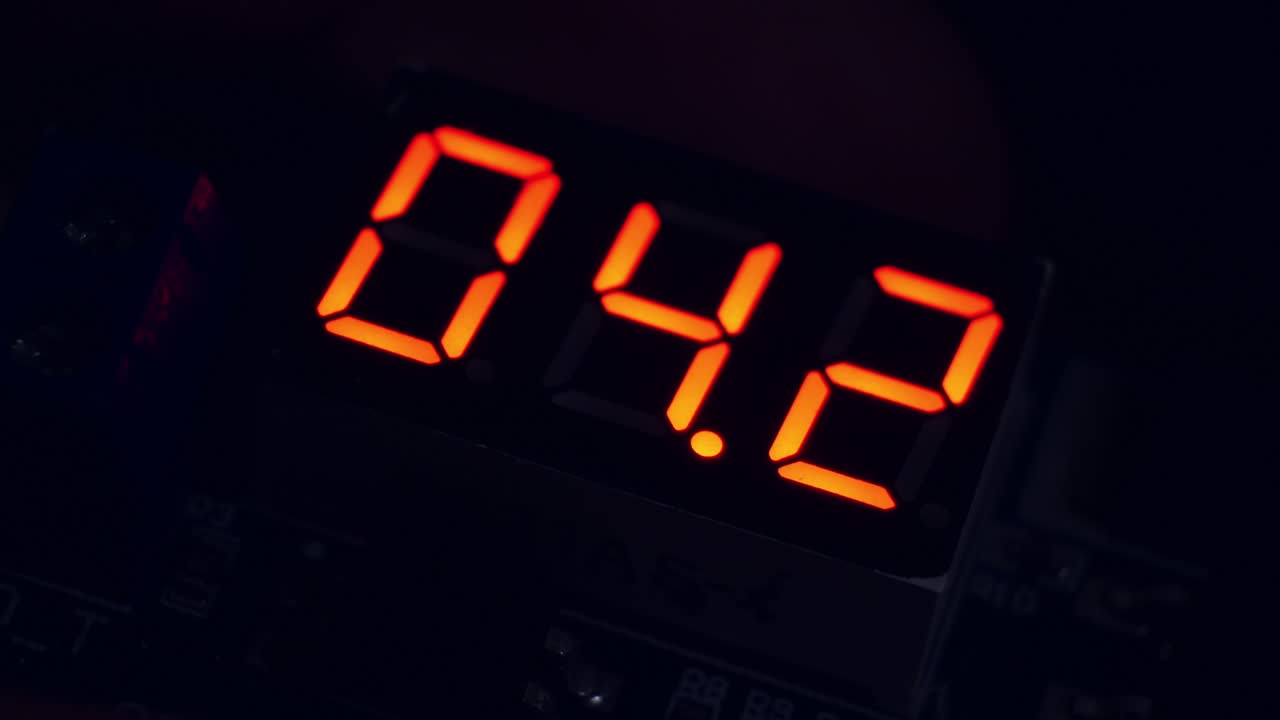 temporizador de cuenta atrás. 10 segundos. escala digital roja. decimales. una décima de segundo. el concepto de peligro creciente