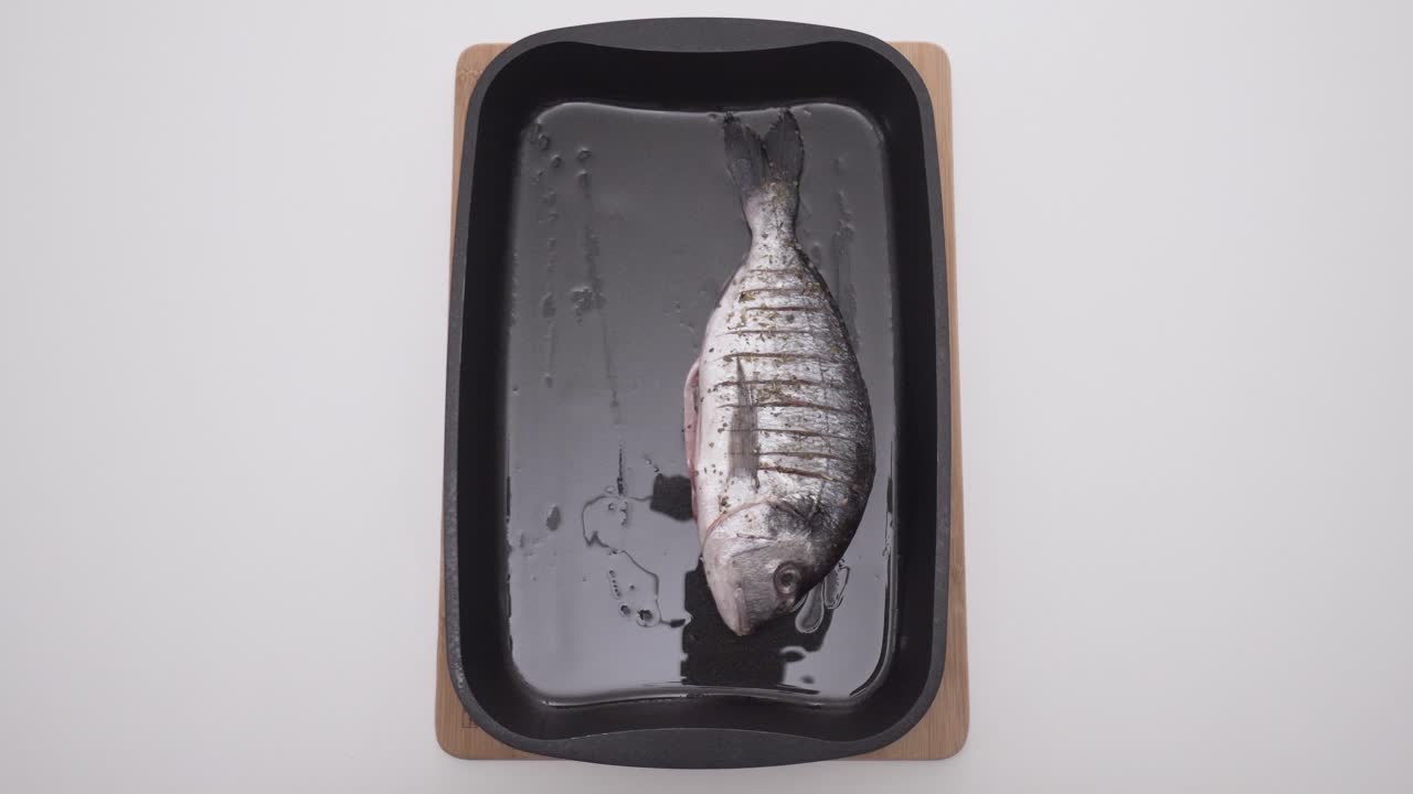 베이킹 트레이 에 구운 물고기