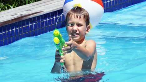 Familia-Feliz-Haciendo-Tiroteos-De-Agua-En-La-Piscina