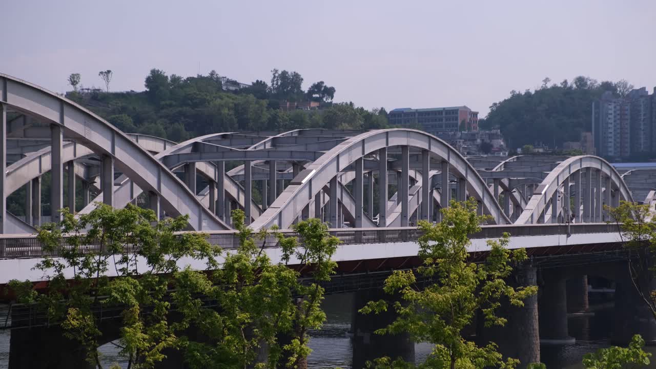coches y tráfico conduciendo por el puente hangang en seúl sobre el río han