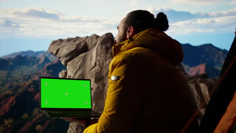joven viajero abraza el desierto de gran altitud junto a chroma key