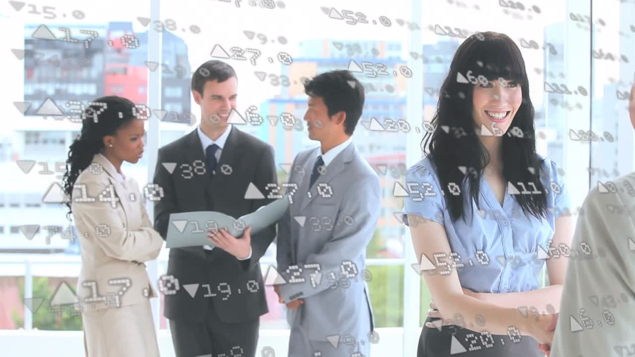 会話する白人ビジネスパーソンに重なる金融データのアニメーション