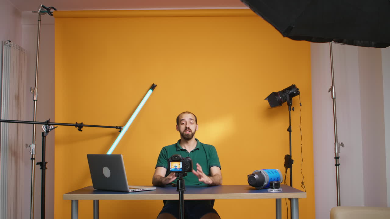 유명한 블로거가 비디오를 녹음하고 있습니다.