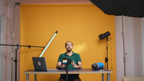 un famoso vlogger grabando un video