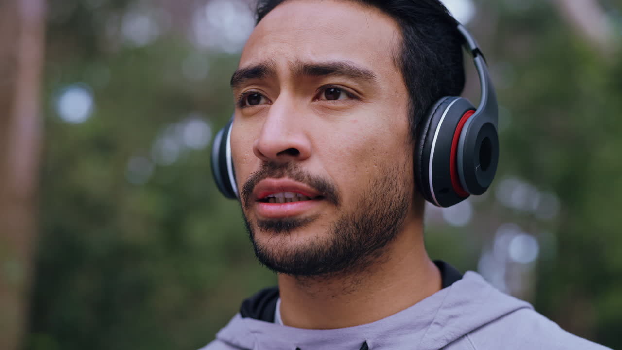 agua, música y ejercicio con un deportista