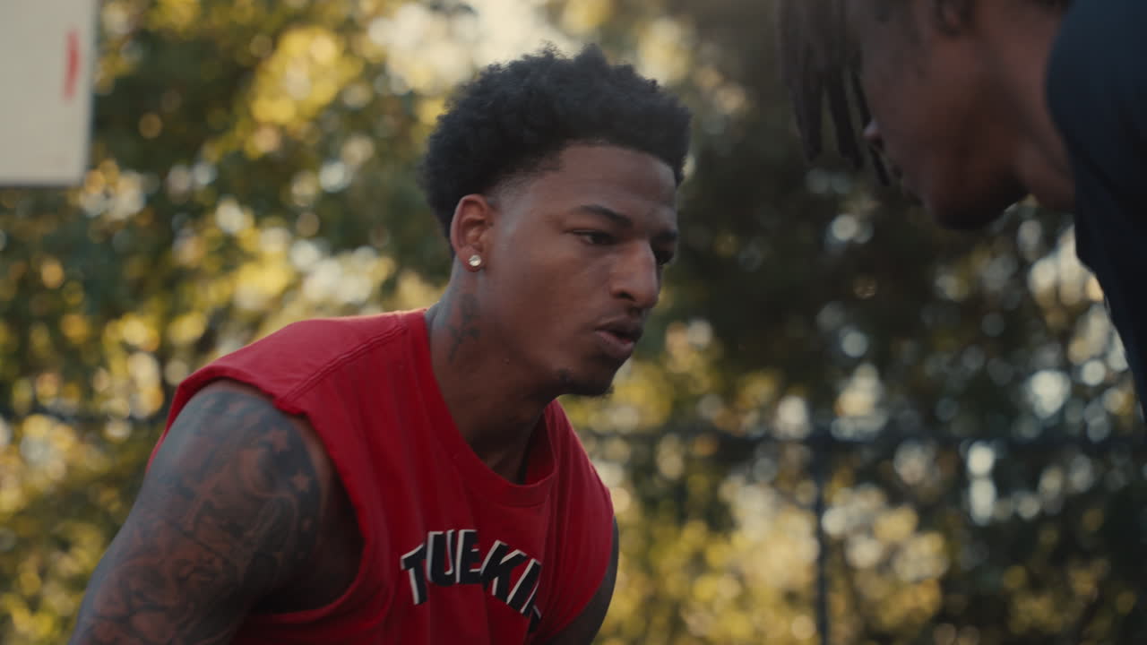 jugadores de baloncesto en acción