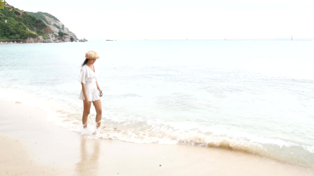 해변에서 우쿨레를 연주하는 아시아 여성의 아름다움, 사람과 라이프 스타일 개념, 여름 휴가 및 휴식 테마, 여성의 행복한 삶