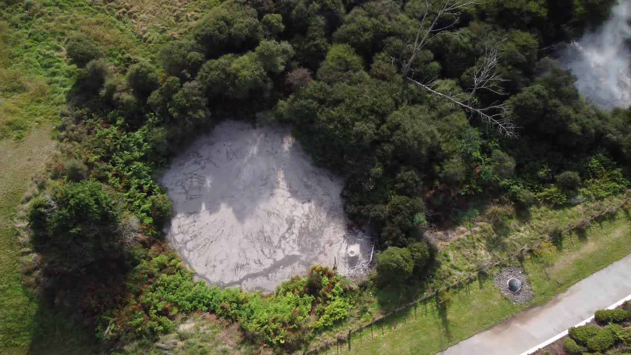 뉴질랜드 로토루아 도로 옆 지열 수영장