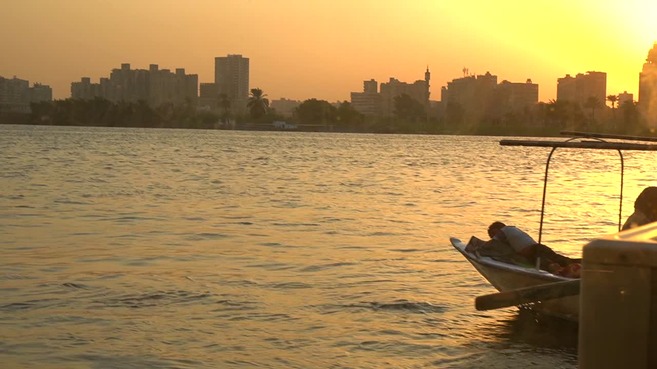 Barca sul fiume al tramonto