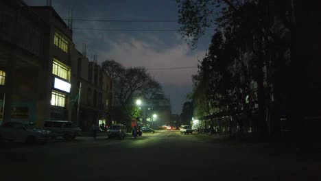 Vista-Nocturna-De-Una-Calle-Local-En-India