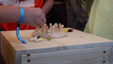 un juego de ajedrez bellamente hecho a mano con piezas únicas y coloridas en exhibición