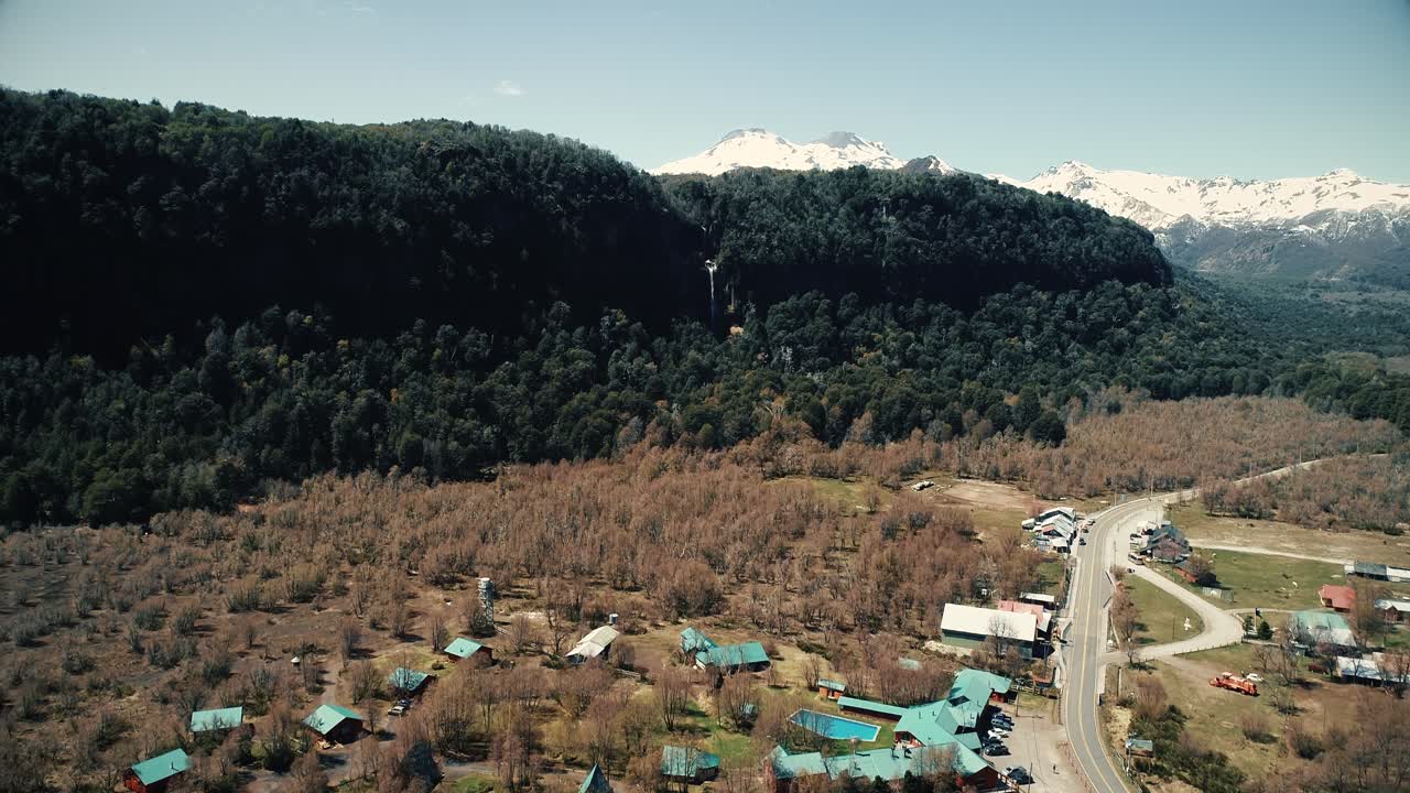 imágenes de drones, vista aérea de la montaña de los andes en las termas de chillan, chile