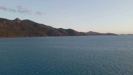 whitsunday islands national park, queensland australia의 잔잔한 바다 위를 날다