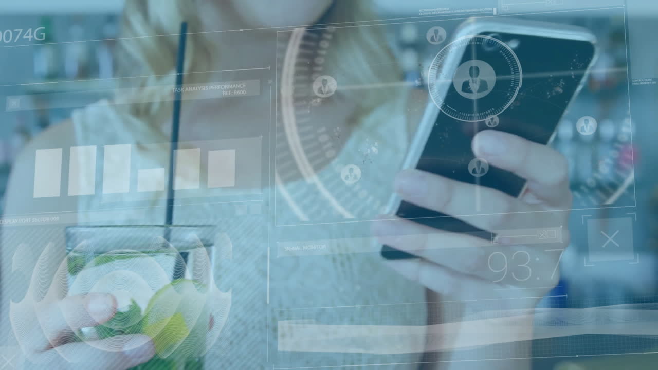 animación del procesamiento de datos financieros sobre una mujer caucásica que usa un teléfono inteligente