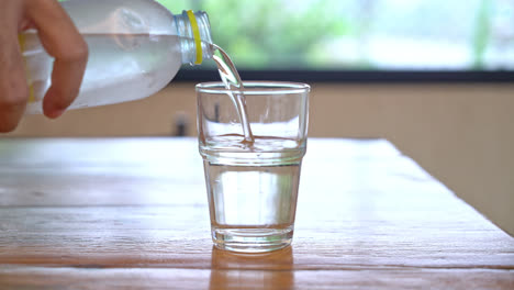 verter agua de bebida en un vaso