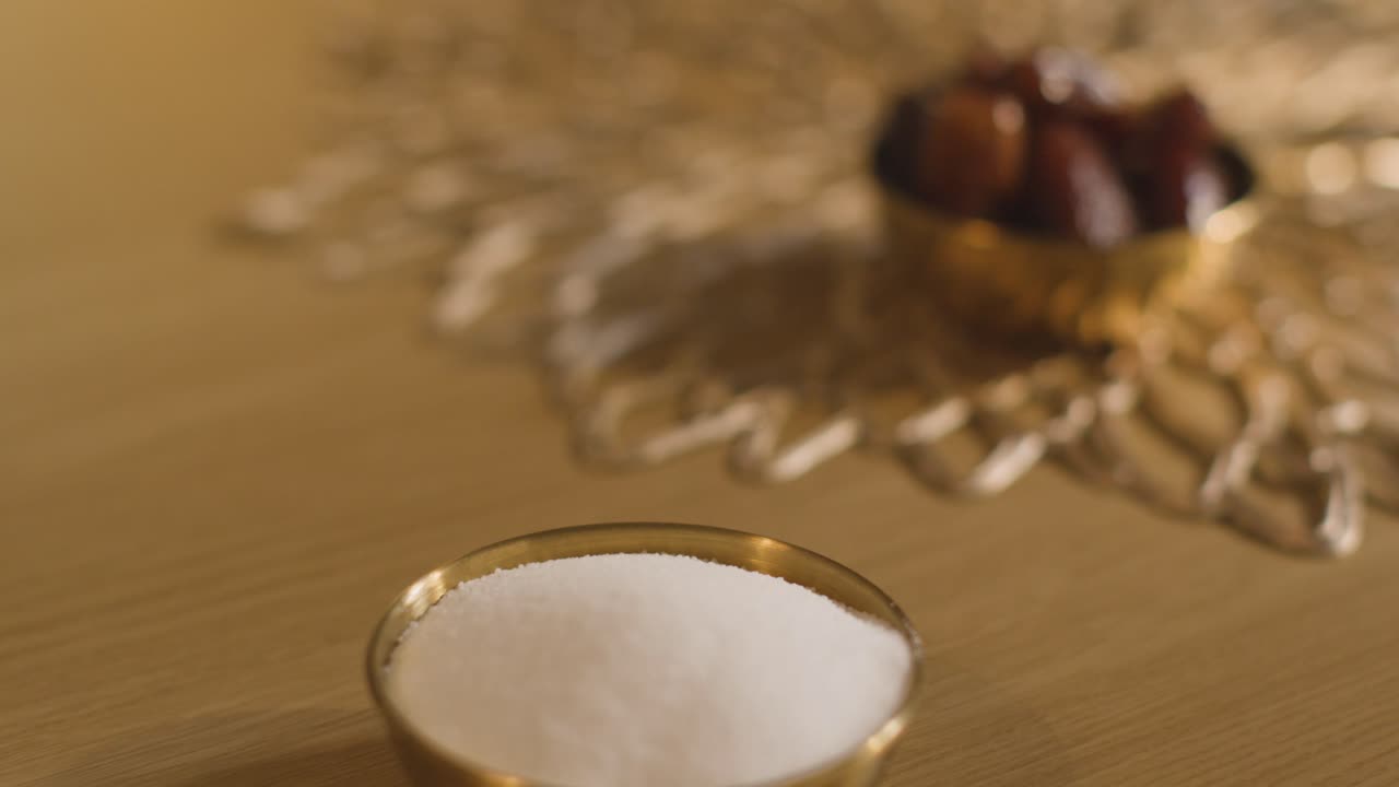cerca de tazones de dátiles y azúcar en la mesa en un hogar musulmán celebrando el eid 2