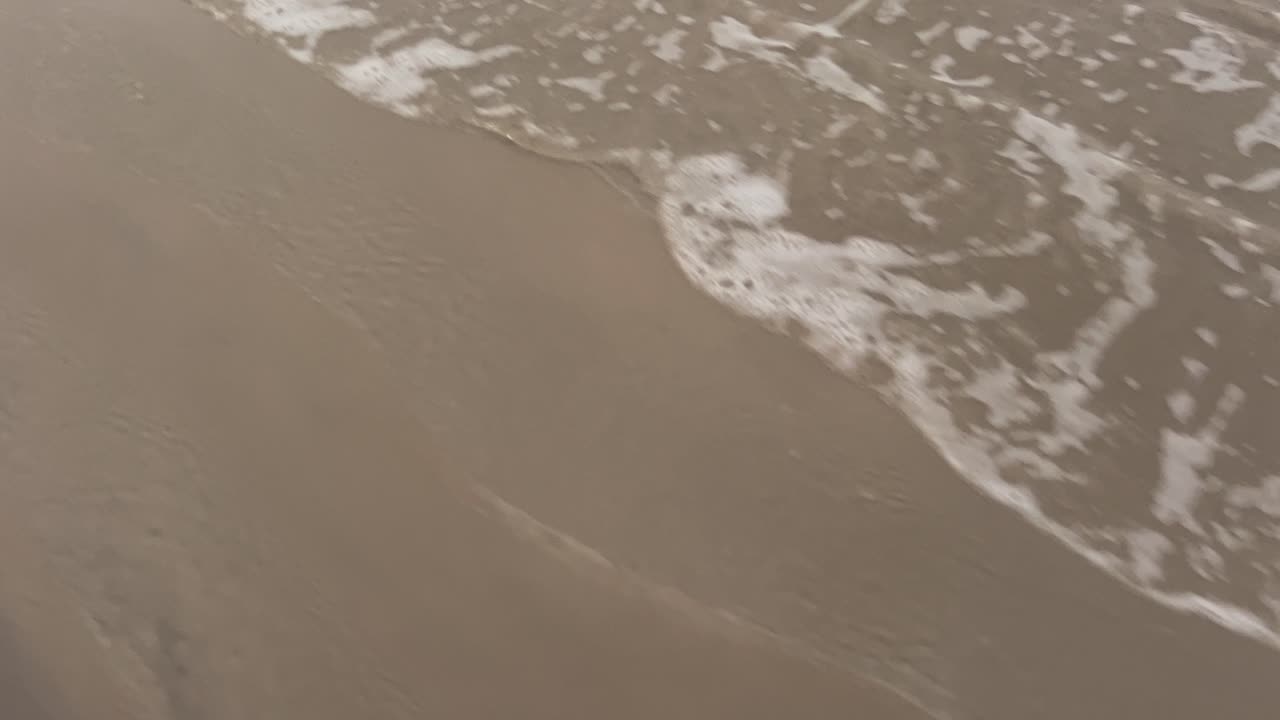 바다 에서 산책하면서, 부드러운 파도가 해안 가장자리를 부드럽게 만지고