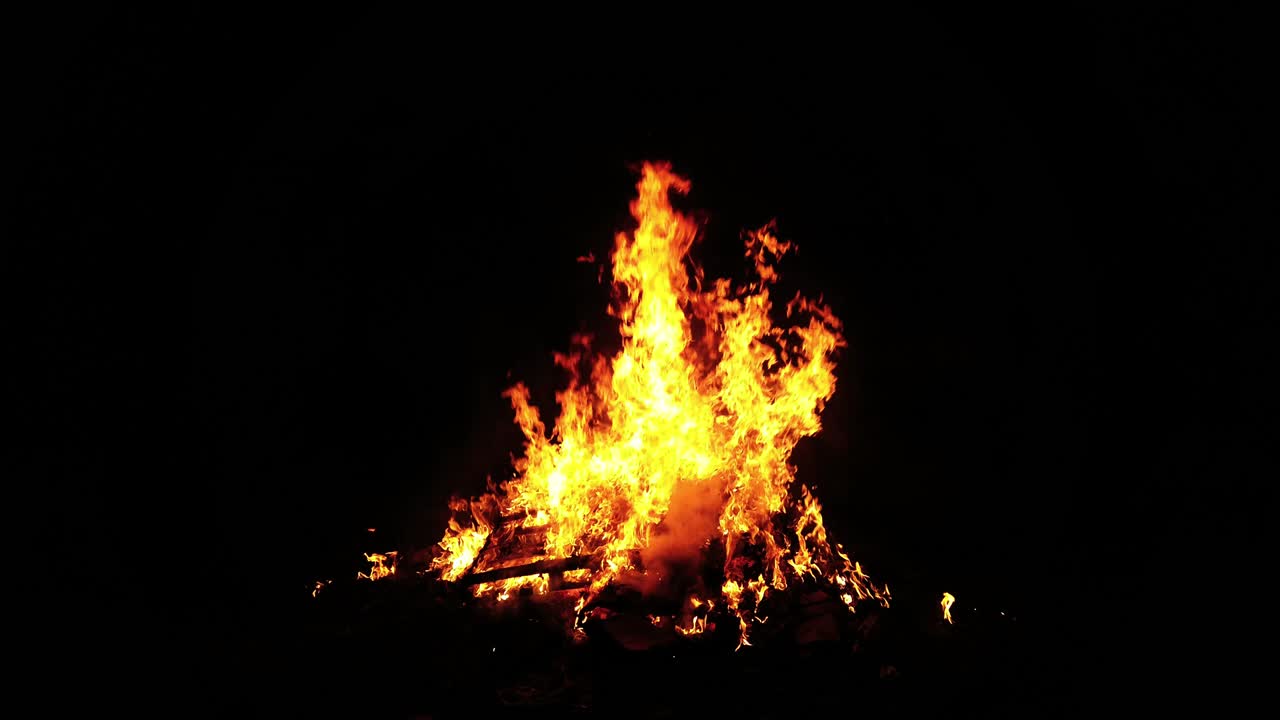 fuego furioso noche oscura ardiendo ferozmente brillantes llamas altas de color naranja