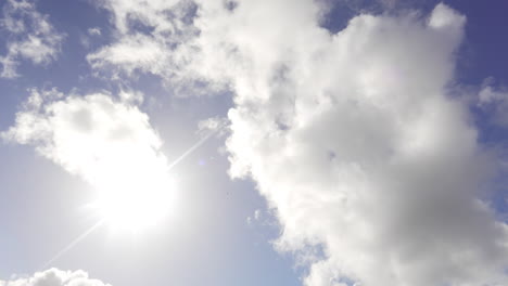 Timelapse-De-Nubes-En-Un-Cielo-Azul-Soleado