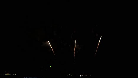 cámaras alineadas en una playa para filmar la exhibición pirotécnica durante un festival de fuegos artificiales