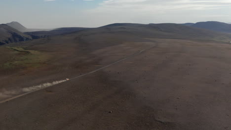 Vista-Aérea-De-La-Conducción-De-Automóviles-En-Las-Tierras-Altas-Pedregosas-Del-Desierto-En-Islandia.-Drone-View-Vehículo-4x4-Acelerando-Fuera-De-La-Carretera-En-El-Camino-En-El-Desierto-Volcánico-Islandés-Rocoso.-Seguro-Comercial