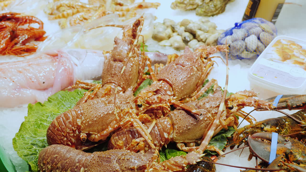 어시장의 큰 가재는 얼음 조각 위에 놓여 있다 1