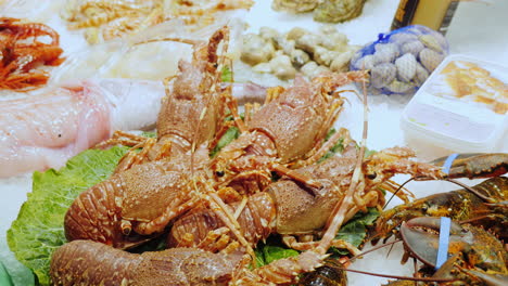 Large-lobsters-in-the-fish-market-lie-on-ice-cubes-1