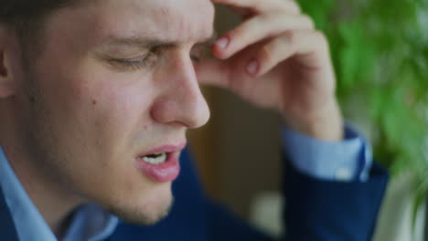 el hombre de negocios sufre un fracaso comercial.
