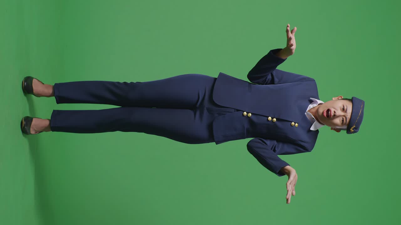 "아시안 여성 에어 호스테이스가 ""왜?""라고 묻고 초록색 스크린 배경 스튜디오에서 의심스럽게 서 있습니다."