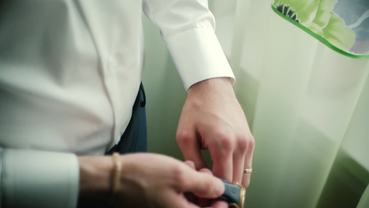 el novio se está preparando.