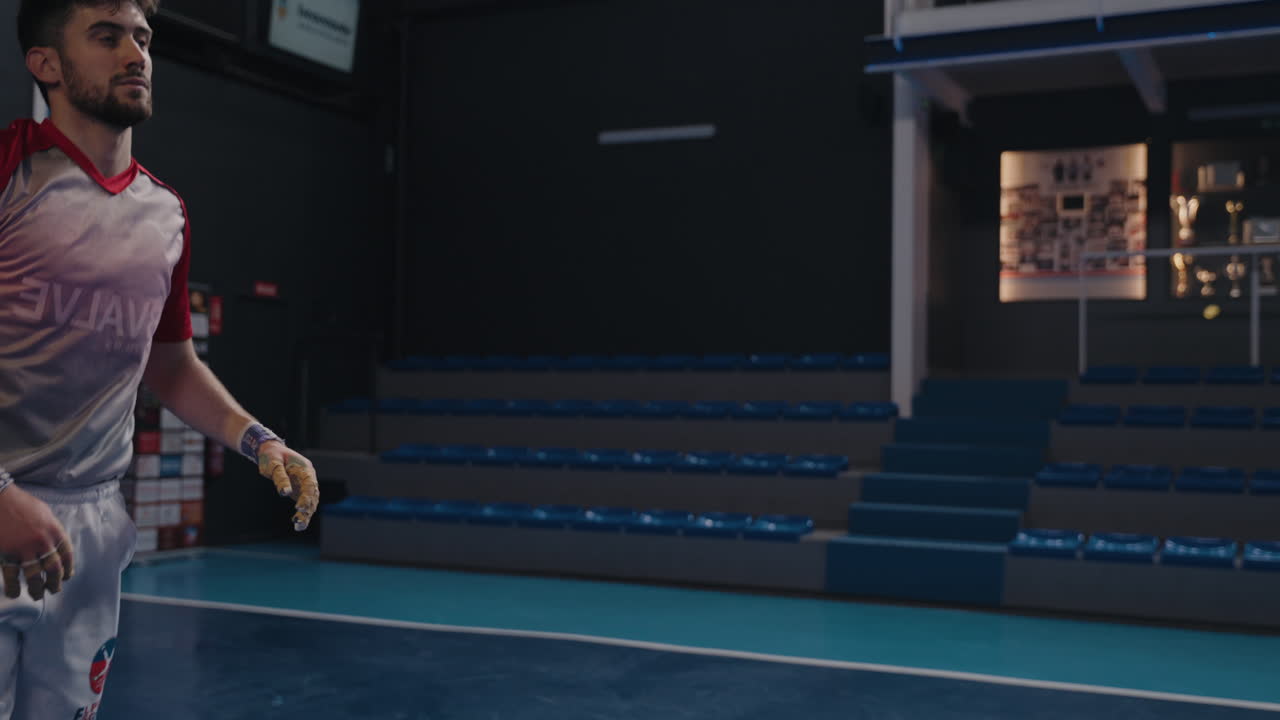 jugador de pilota valenciana golpeando un voleo de mano de conducción