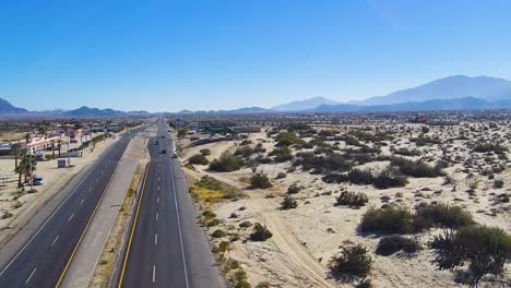 一架无人机飞过小镇高速公路的景色