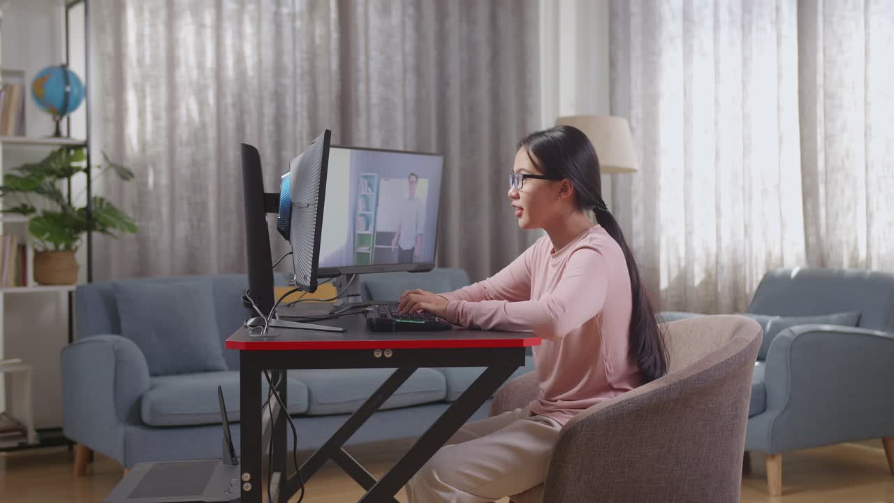 온라인 수업에 다니는 십대 소녀