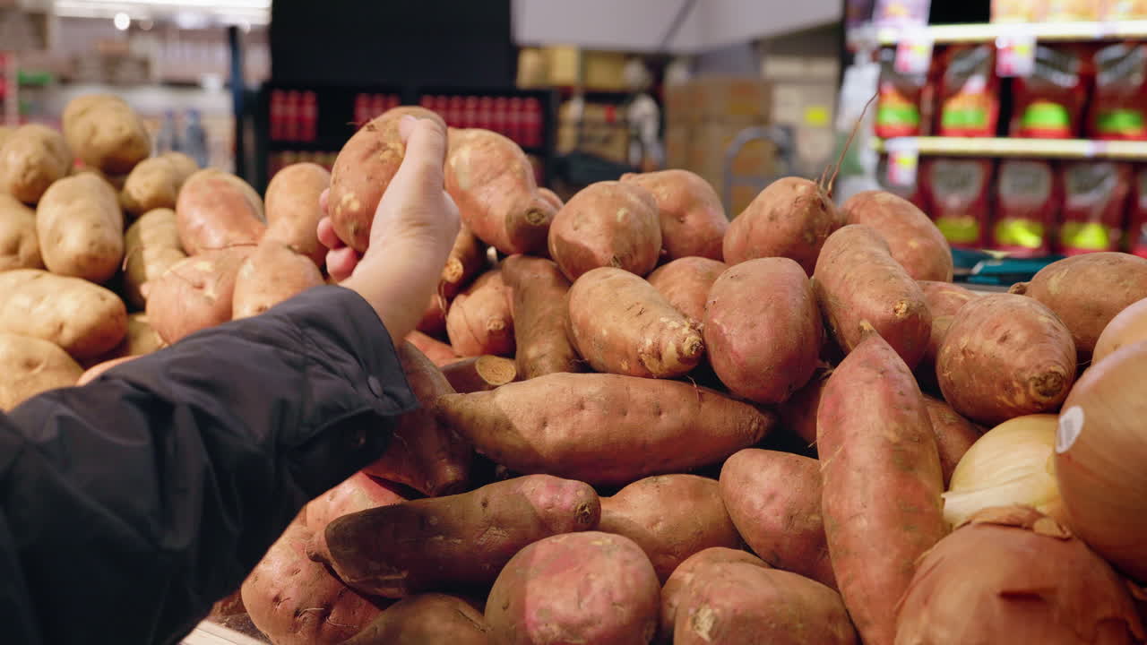 Selecionando Batatas-Doces Frescas em um Supermercado