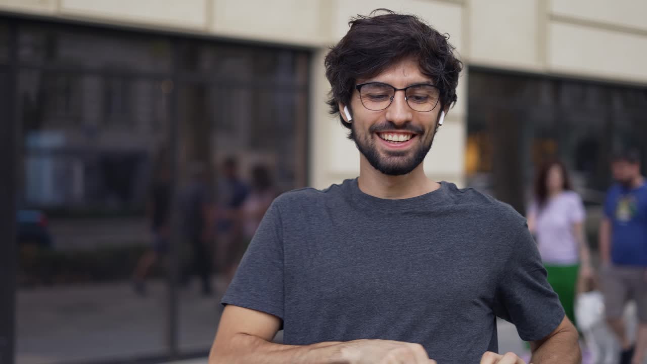 mochila amarilla con cremallera positiva, lista para entregar el pedido