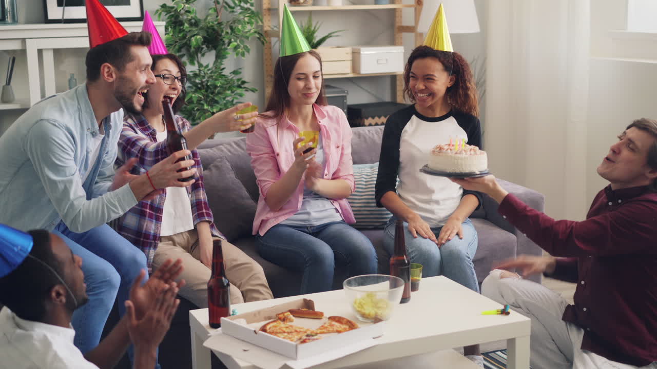 생일을 축하하는 친구들