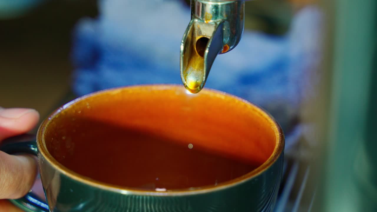 커피 기계에서 커피가 나오고, 에스프레소가 만들어집니다.