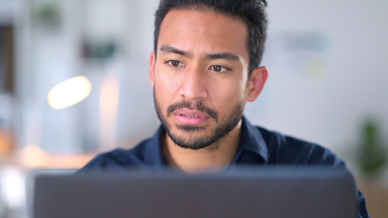 hombre de negocios enfocado, concentrado y pensante