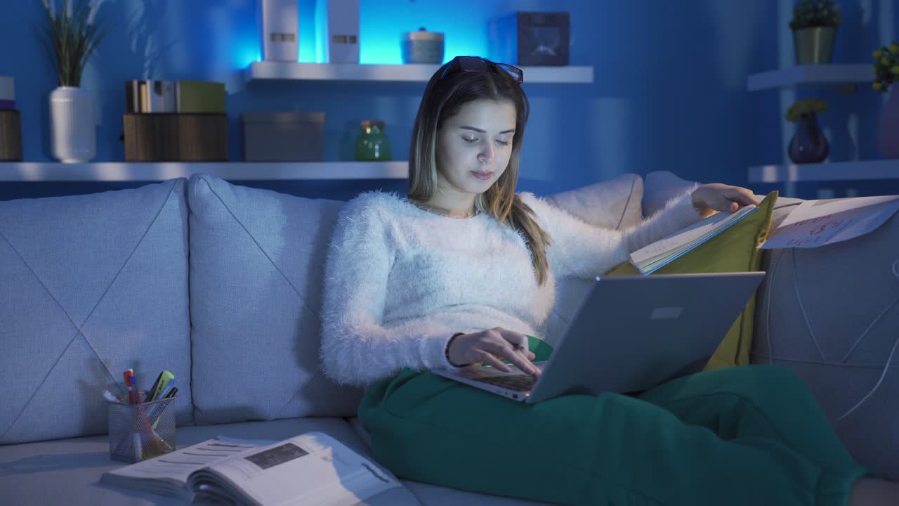 una chica joven estudiando.