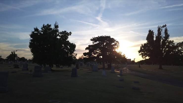 Dolly aereo basso attraverso il cimitero con luce morente