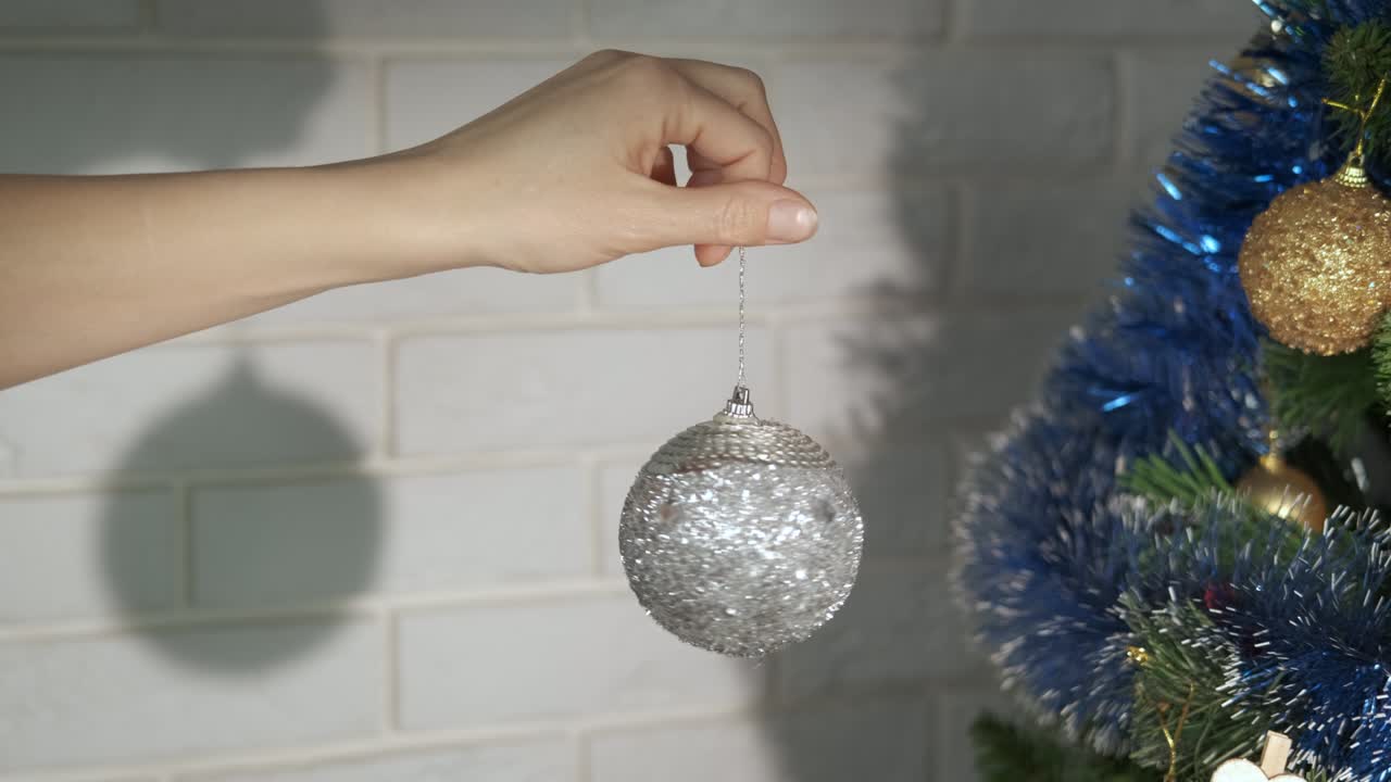 Girar bola de Navidad en la mano