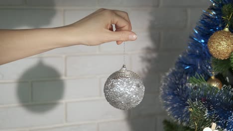 el twist de la pelota de navidad en la mano.